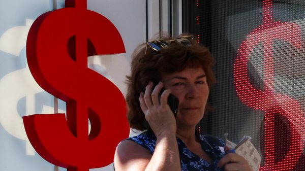 100 рублей за доллар. Почему дешевеет российская валюта и что с этим делают власти?