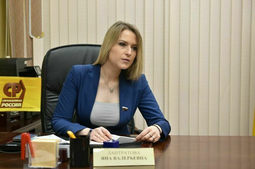 депутат Яна Лантратова