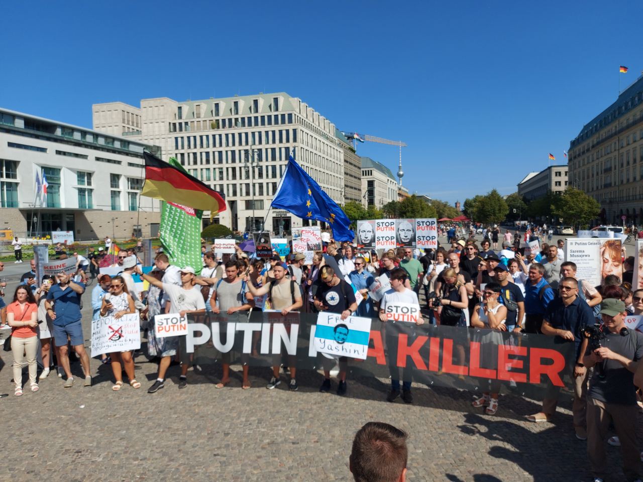 Акция "Putin is a killer" ("Путин – убийца!") прошла в различных городах мира