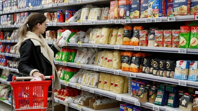 Менять ценники в России хотят чаще в зависимости от курса доллара