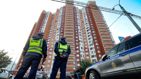 Новая атака дронов под Москвой: обломки упали во дворе многоэтажного дома