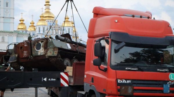Подбитые российские танки на Крещатике. Фото
