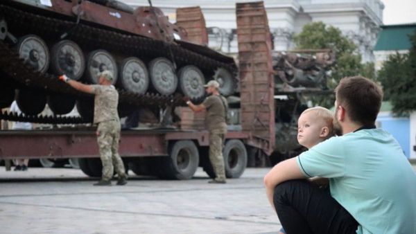 Подбитые российские танки на Крещатике. Фото