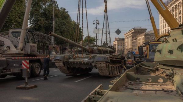 Подбитые российские танки на Крещатике. Фото