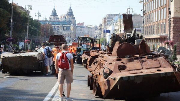Подбитые российские танки на Крещатике. Фото