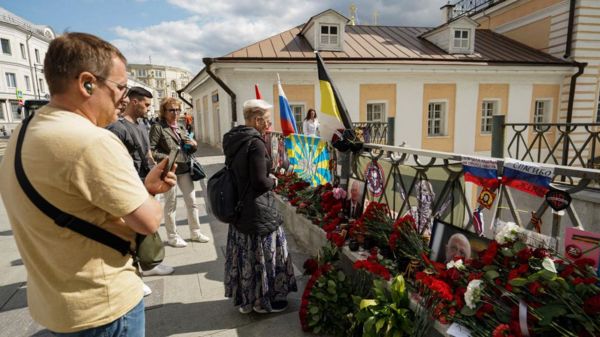По всей России появляются стихийные мемориалы Пригожину. Фото