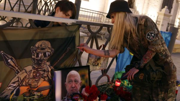 По всей России появляются стихийные мемориалы Пригожину. Фото