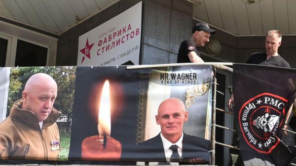 По всей России появляются стихийные мемориалы Пригожину. Фото