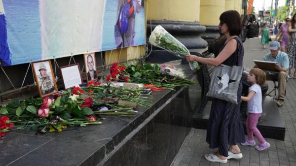 По всей России появляются стихийные мемориалы Пригожину. Фото