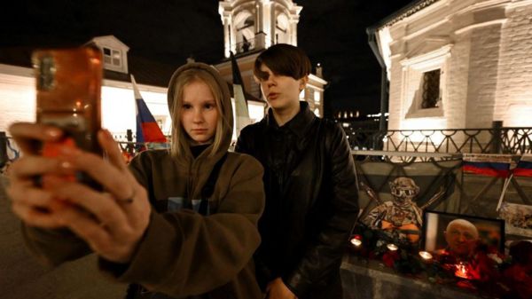 По всей России появляются стихийные мемориалы Пригожину. Фото