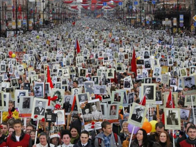 Российские политики умудрились опорочить даже &laquo;Бессмертный полк&raquo;