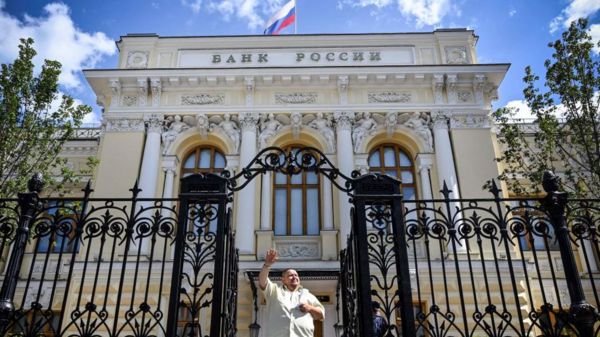 Российский ЦБ резко повысил ключевую ставку после обвала рубля