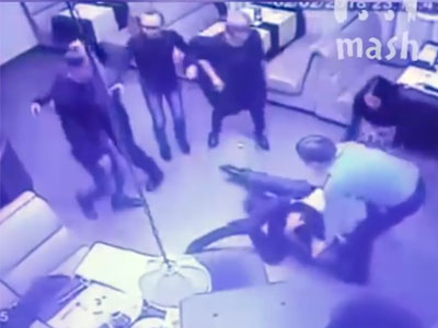 Сотрудники СКР избили посетителя караоке-бара за плохую песню