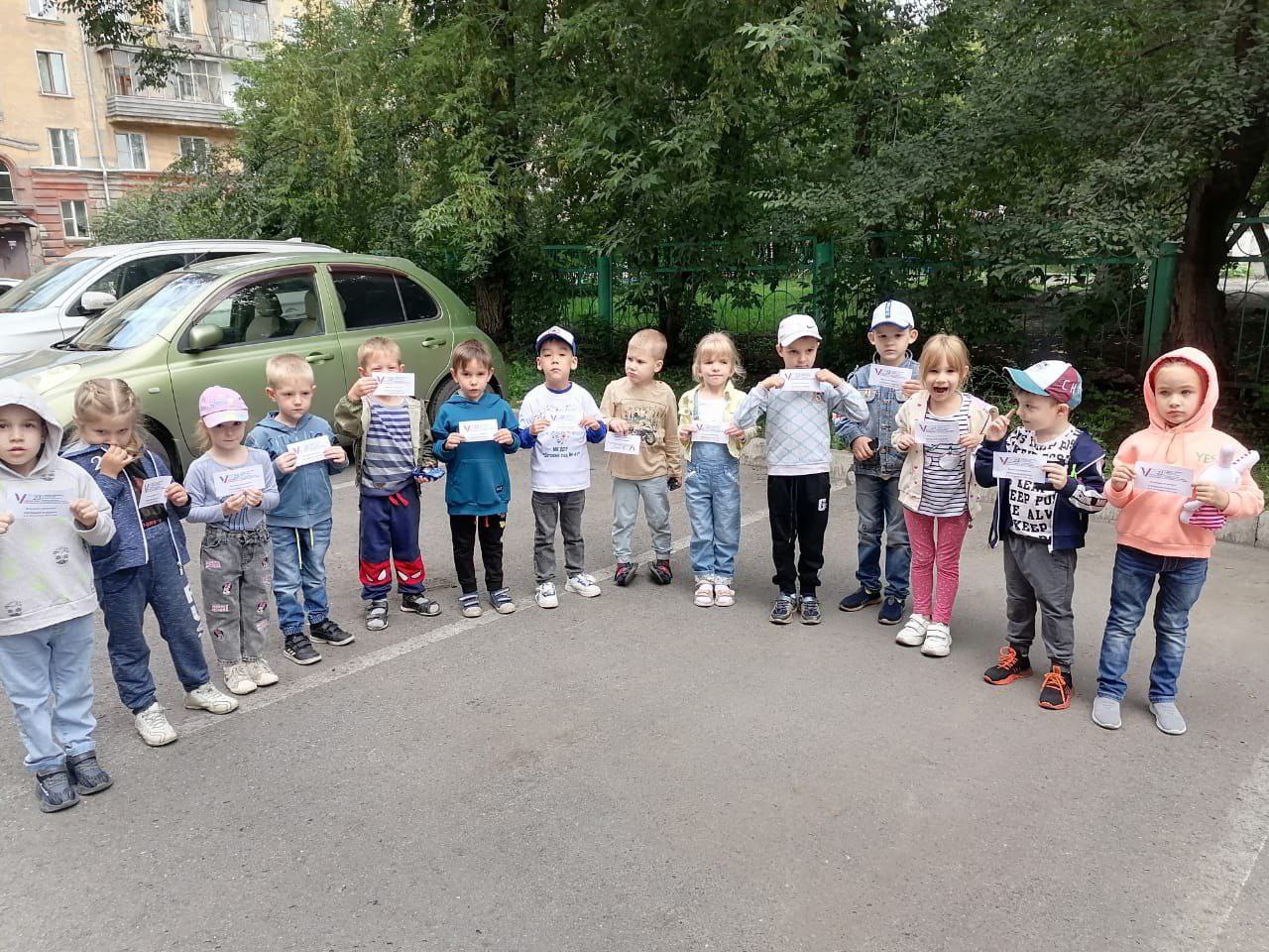 Детей вне политики снарядили раздавать приглашение на выборы в рамках взращивания патриотизма