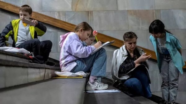 Как школьники в Украине возвращаются к учебе под российскими ударами