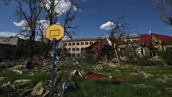 Как школьники в Украине возвращаются к учебе под российскими ударами