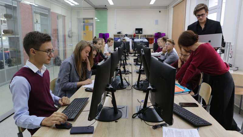 Министерство образования потребовало защитить молодежь от интернета