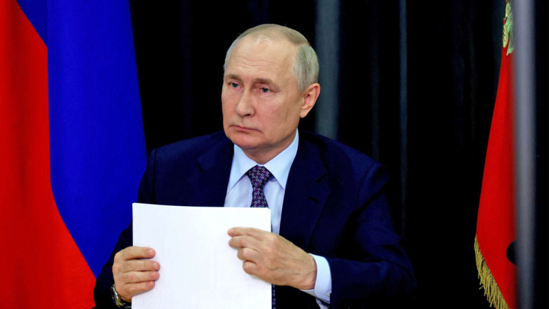 Путин потребовал защитить россиян от иностранных историков