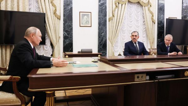 Путин предложил бывшему командиру &laquo;Вагнера&raquo; набирать &laquo;добровольцев&raquo;. Это новый &laquo;Вагнер&raquo; внутри Минобороны?
