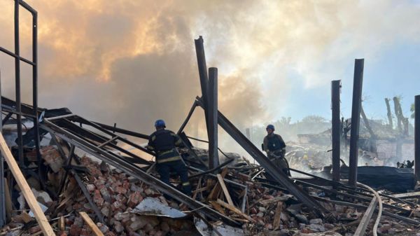 В Кривом Роге ракета попала в здание полиции. Полицейских спасали из-под завалов — фото