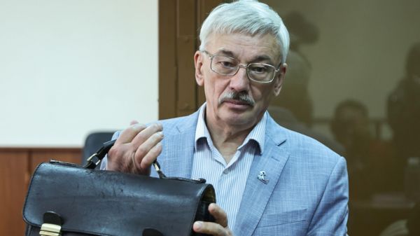 Олега Орлова из «Мемориала» не стали сажать в колонию по делу о «дискредитации». Что это было за дело
