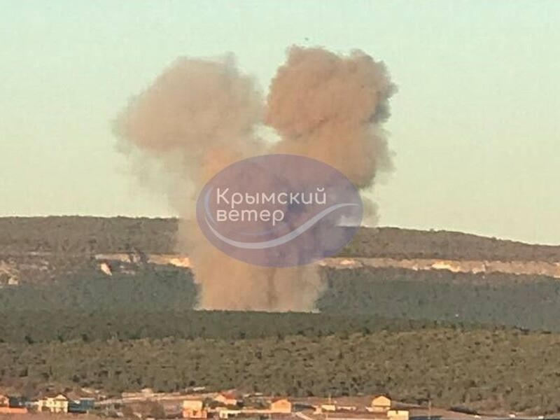 В Севастополе слышали взрывы, предположительно, удар был по арсеналу ракетчиков. "Власти" Крыма заявили, что сбили ракеты