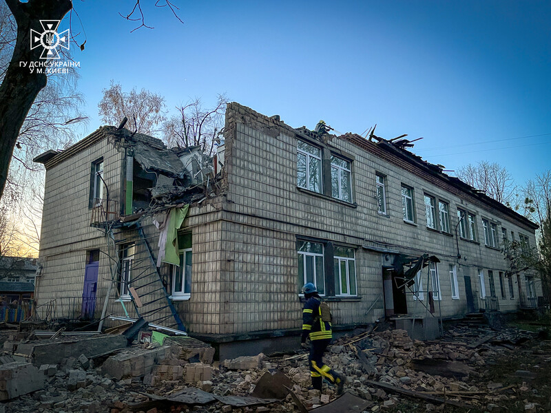 Киев пережил масштабную атаку российскими дронами-камикадзе, падение обломков сбитых целей привели к разрушениям. Фоторепортаж