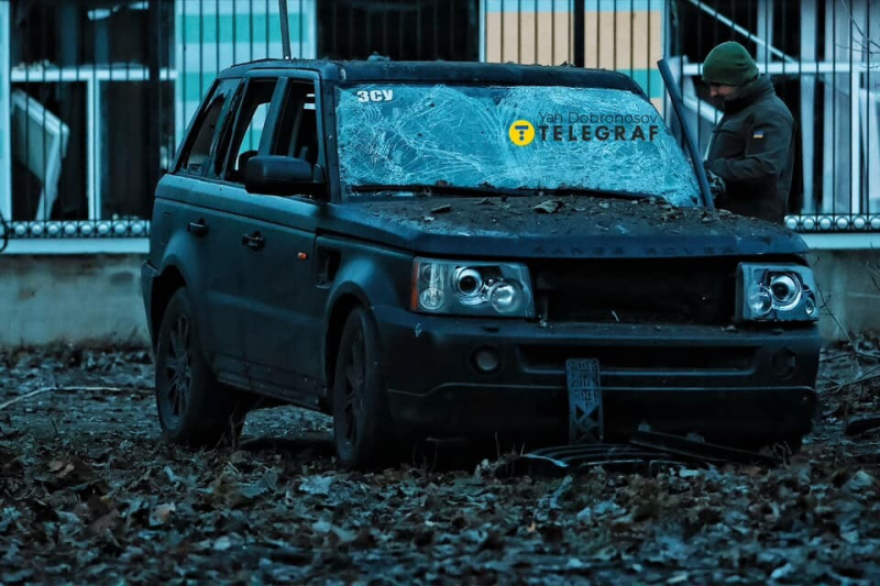 Киев пережил масштабную атаку российскими дронами-камикадзе, падение обломков сбитых целей привели к разрушениям. Фоторепортаж