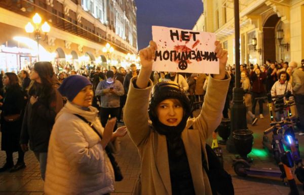 «Видим, что об нас вытирают ноги». Как жены мобилизованных борются за возвращение мужей, а власти пытаются их запугать и задобрить