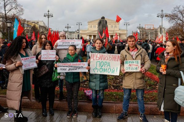 «Видим, что об нас вытирают ноги». Как жены мобилизованных борются за возвращение мужей, а власти пытаются их запугать и задобрить