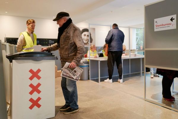 Выборы в Нидерландах: опросы предсказывают лидерство партии противника миграции Герта Вилдерса