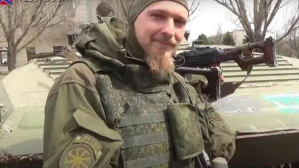 Ян Петровский позировал на фоне тел украинцев. Почему Финляндия отказалась выдать его Украине?