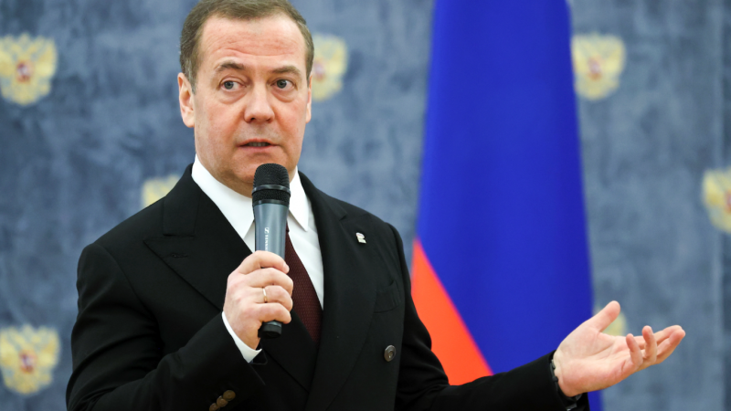 Медведев заявил о планах снова переписать Конституцию