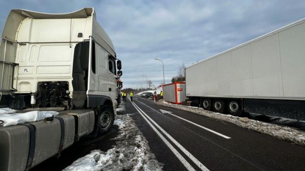 Польские дальнобойщики разблокировали первый КПП на границе с Украиной