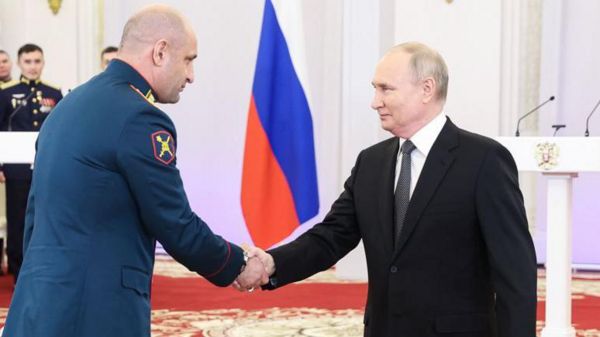 Путин объявил об участии в выборах. Его попросил об этом командир Жога из ДНР
