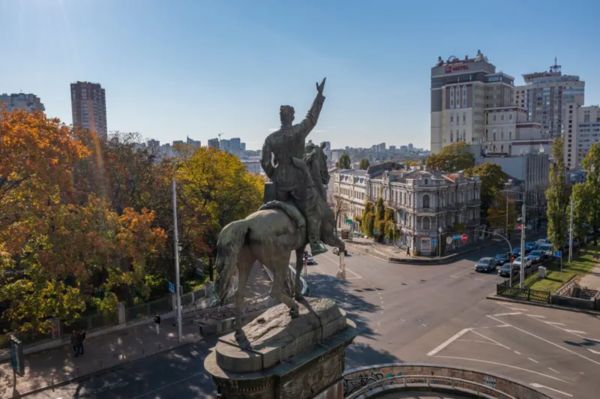 В&nbsp;Киеве демонтировали памятник Щорсу. Как его создавали и почему решили снести
