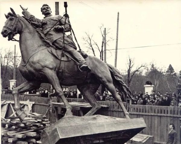 В&nbsp;Киеве демонтировали памятник Щорсу. Как его создавали и почему решили снести