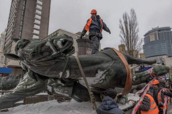 В&nbsp;Киеве демонтировали памятник Щорсу. Как его создавали и почему решили снести