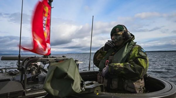 Главы гражданской и военной обороны Швеции призвали население готовиться к войне. Кого они боятся?