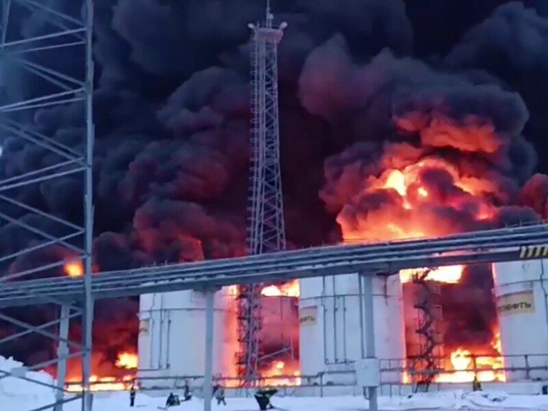 "Какой треск там!". Нефтебаза в Брянской области продолжала гореть и ночью