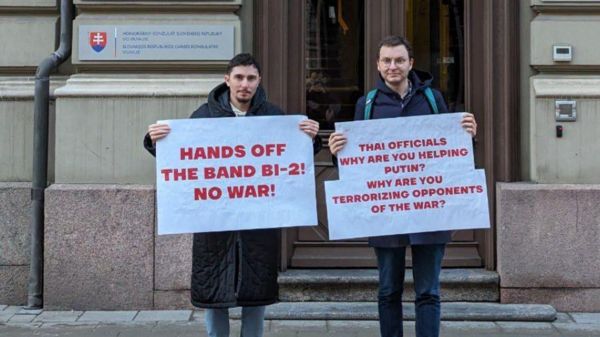 Лёва Би-2 улетел в Израиль. Остальных участников группы удерживают в Таиланде
