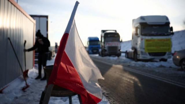 «Низость и позор». Почему польские фермеры высыпали на дорогу украинское зерно и снова заблокировали границу