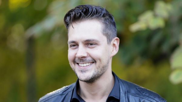 Сербский актер Бикович лишился роли в «Белом лотосе». Он получал награду от Путина и ездил в Крым