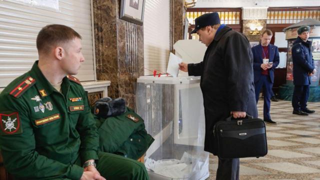 Аресты за зеленку в урнах, угрозы за участие в акции Навального и рекорды по явке. Второй день президентских выборов в России