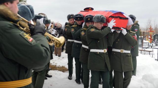 Число убитых в Украине российских военных растет из-за волновых атак. Что известно о потерях России к марту