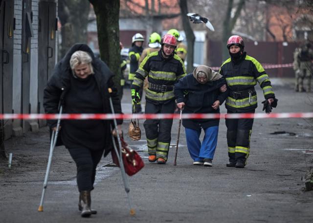 Массированный удар по Киеву: сгоревшие машины, поврежденные дома и воронки — фотографии