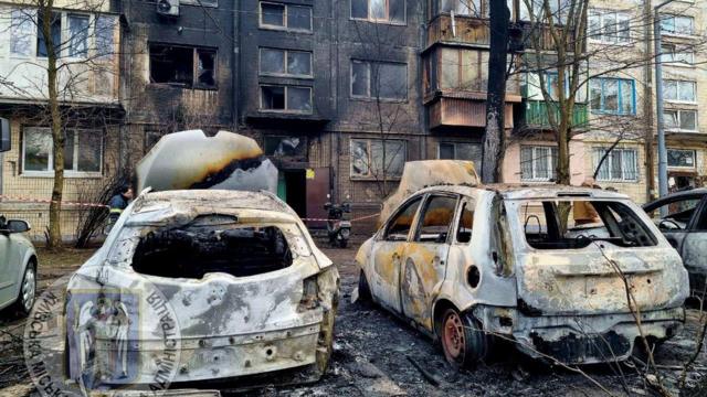 Массированный удар по Киеву: сгоревшие машины, поврежденные дома и воронки — фотографии