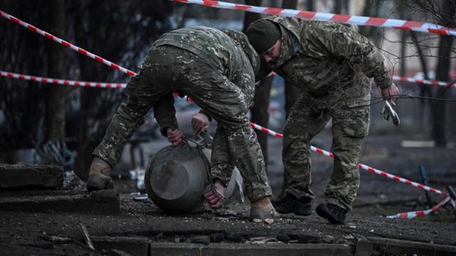 Массированный удар по Киеву: сгоревшие машины, поврежденные дома и воронки — фотографии