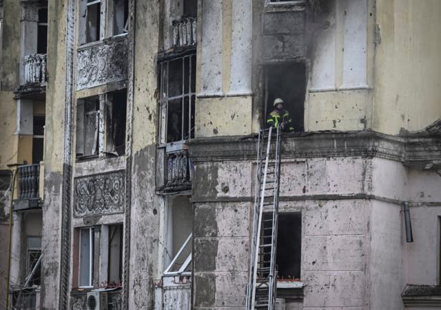 Массированный удар по Киеву: сгоревшие машины, поврежденные дома и воронки — фотографии