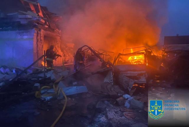 Массированный удар по Киеву: сгоревшие машины, поврежденные дома и воронки — фотографии